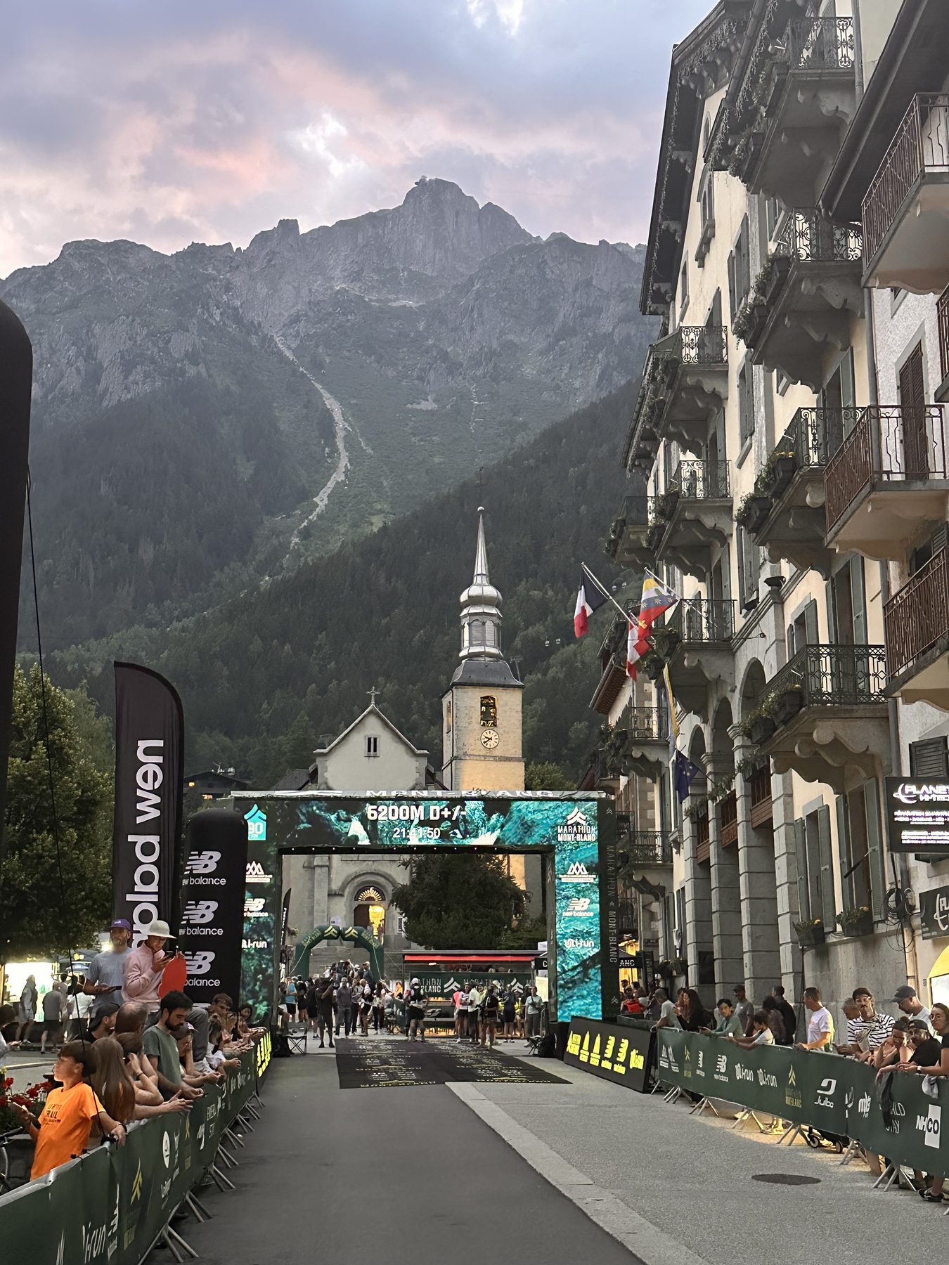 L'arche d'arrivée du Marathon du Mont-Blanc, place du Triangle de l'Amitié à Chamonix