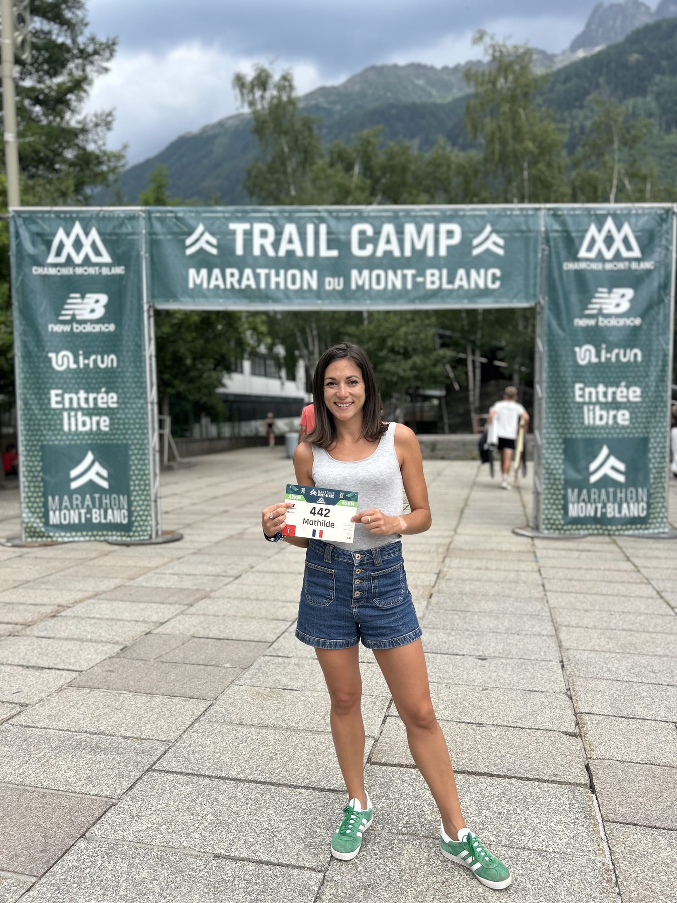 Mathilde Baudelocq avec son dossard 442 sous l'arche du Marathon du Mont-Blanc à Chamonix