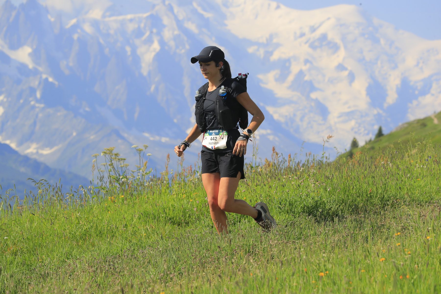 Mathilde Baudelocq, dossard 442, en course sur le 42 km du Mont-Blanc face au massif